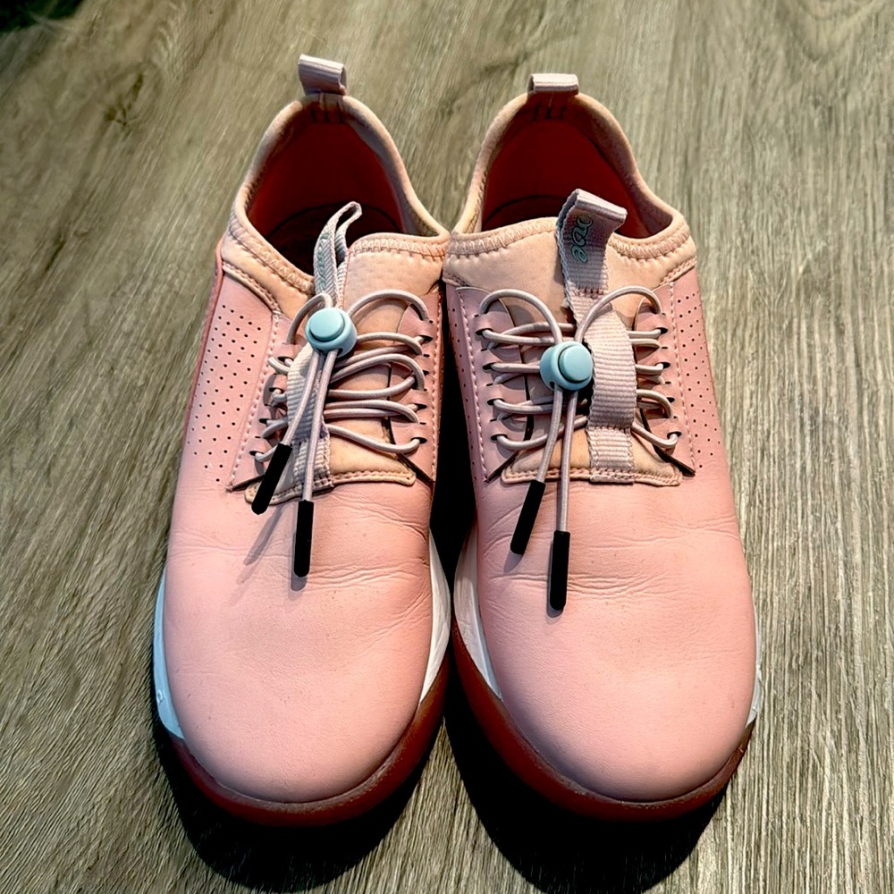 Clove medical sneakers